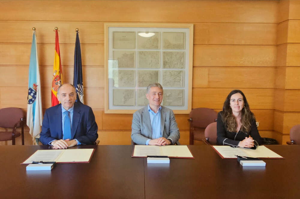 El director de Fundación Eroski, Alejandro Martínez Berriochoa, el rector de la Universidade de A Coruña, Ricardo Cao, y la directora de Comunicación y Sostenibilidad de Vegalsa-Eroski, Gabriela González