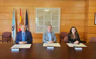 El director de Fundación Eroski, Alejandro Martínez Berriochoa, el rector de la Universidade de A Coruña, Ricardo Cao, y la directora de Comunicación y Sostenibilidad de Vegalsa-Eroski, Gabriela González