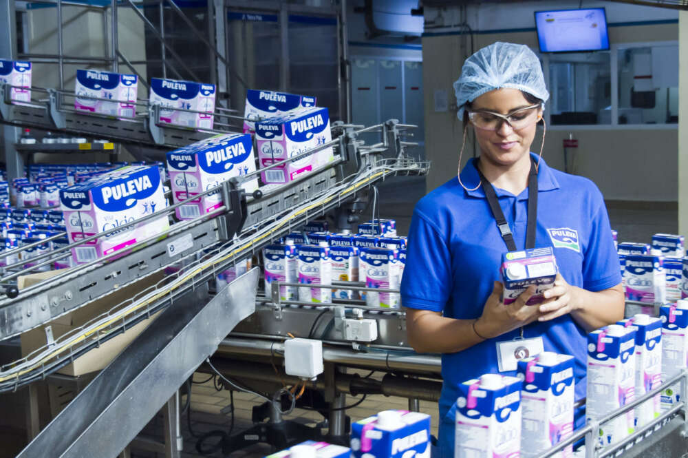 Envasado de leche en la fábrica de Lactalis Puleva