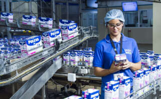 Envasado de leche en la fábrica de Lactalis Puleva