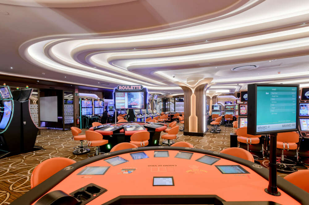 Interior del casino de Vigo de Luckia, participado por Cirsa