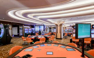 Interior del casino de Vigo de Luckia, participado por Cirsa