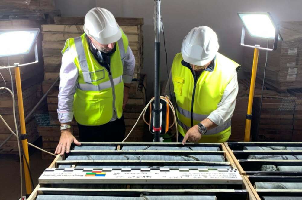 Imagen de archivo de varios operarios de Eurobattery Minerals