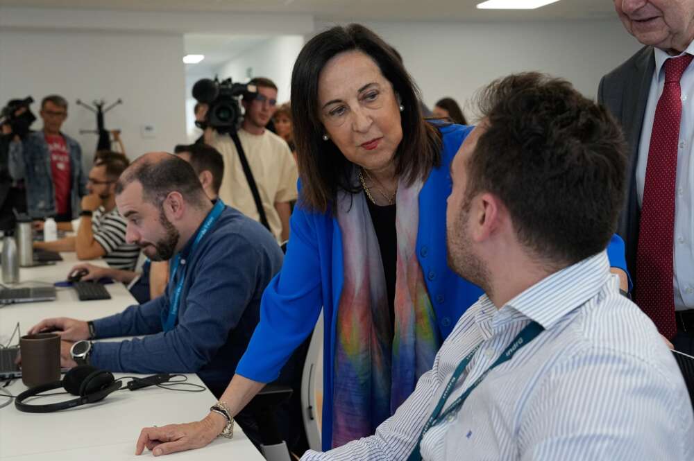 La ministra de Defensa, Margarita Robles, durante su visita a las instalaciones de Indra en Vigo / Europa Press