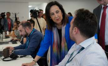 La ministra de Defensa, Margarita Robles, durante su visita a las instalaciones de Indra en Vigo / Europa Press