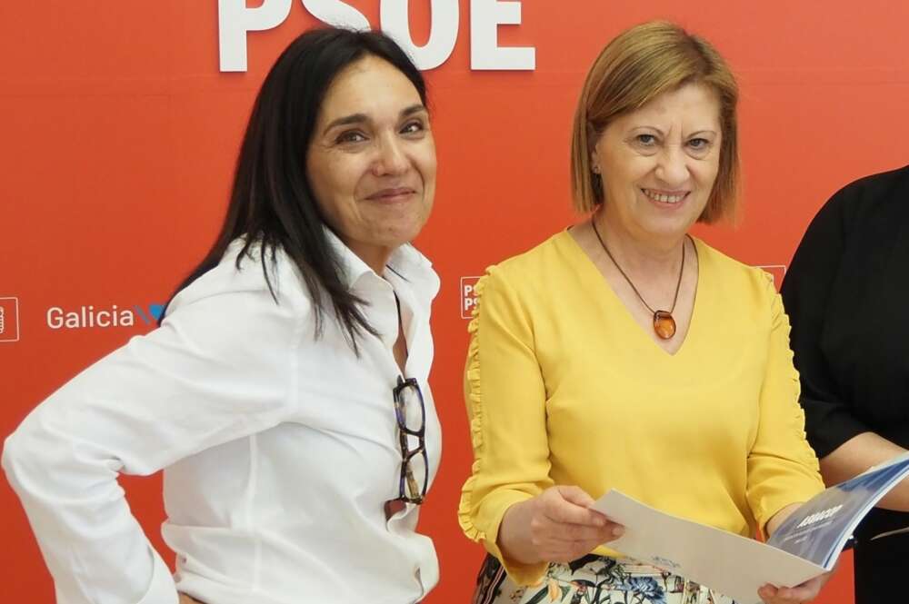La diputada Carmen Rodríguez Dacosta, junto a la viceportavoz socialista, Elena Espinosa / PSdeG