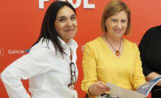 La diputada Carmen Rodríguez Dacosta, junto a la viceportavoz socialista, Elena Espinosa / PSdeG