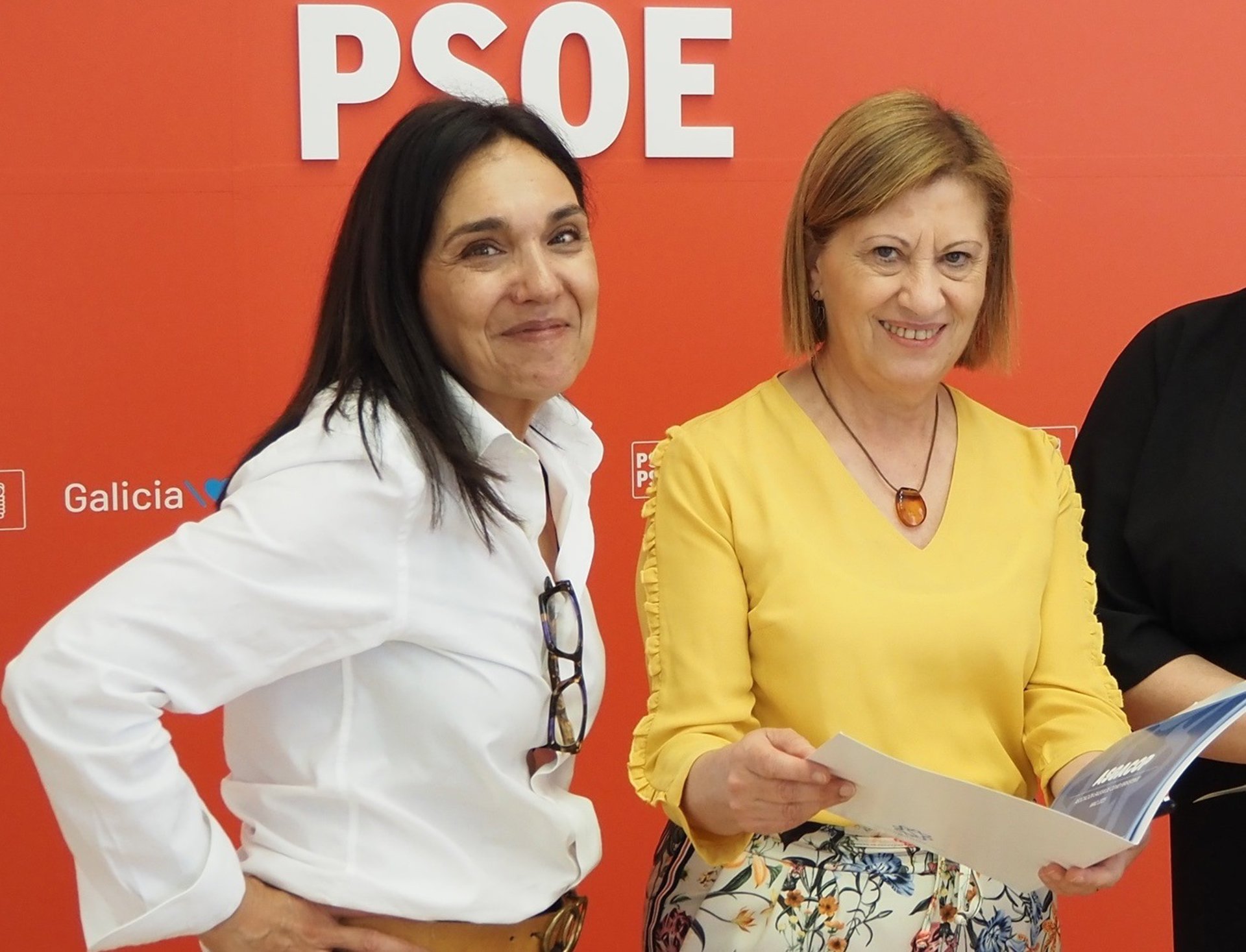 La diputada Carmen Rodríguez Dacosta, junto a la viceportavoz socialista, Elena Espinosa / PSdeG