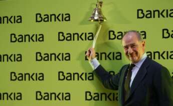 Rodrigo Rato, tras dar el tradicional toque de campana en el inicio de la negociación de Bankia / Europa Press