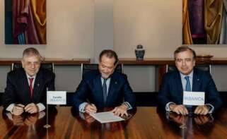 Juan Carlos Escotet (centro) y Francisco Botas (derecha), presidente y consejero delegado de Abanca en la firma, en julio del año pasado, de la adquisición de la financiera lusa Eurobic
