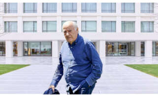 Amancio Ortega frente a una de los centros de ancianos donados por su fundación a la Xunta