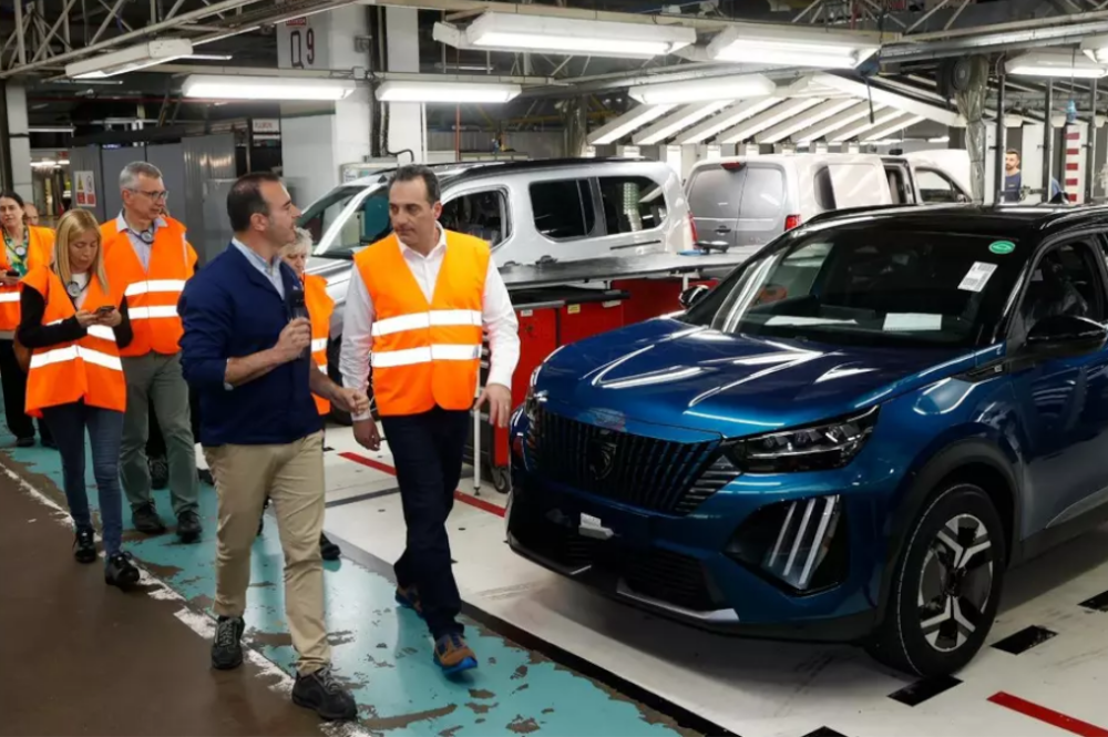 Antonio Filosa en su primera visita como CEO de Stellantis a la fábrica de Vigo