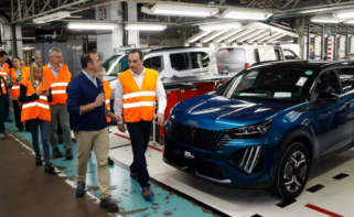 Antonio Filosa en su primera visita como CEO de Stellantis a la fábrica de Vigo
