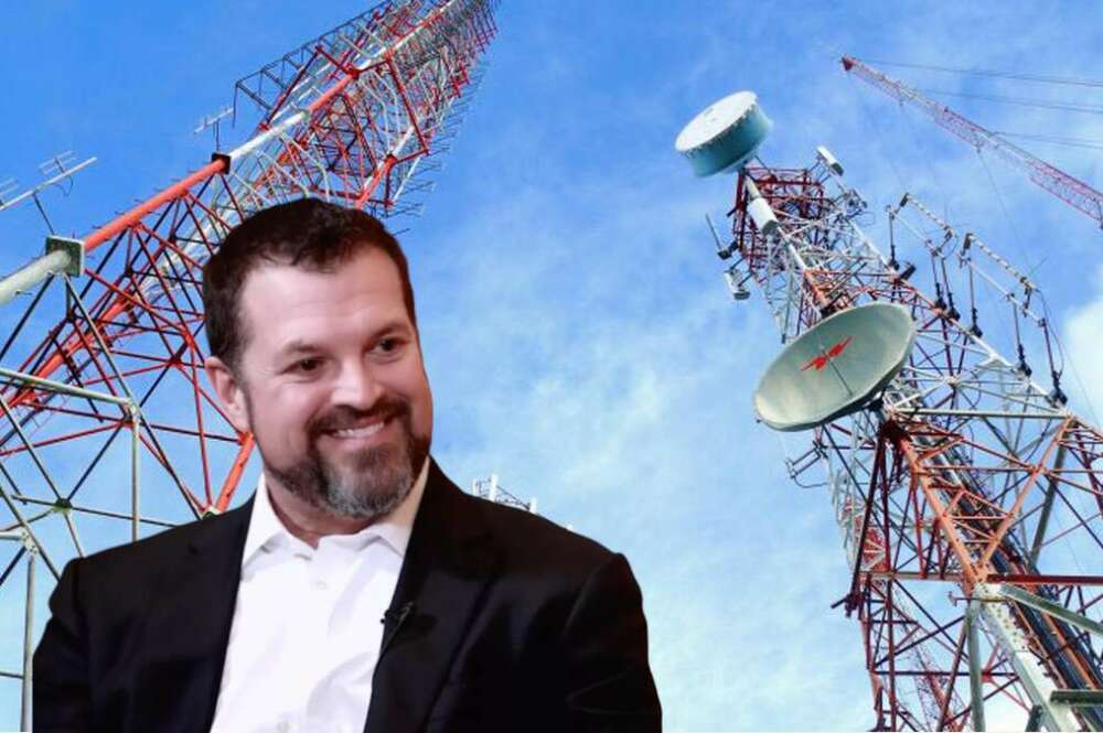 El presidente y CEO de ATC, Steve Vondran, con torres de telecomunicaciones de fondo