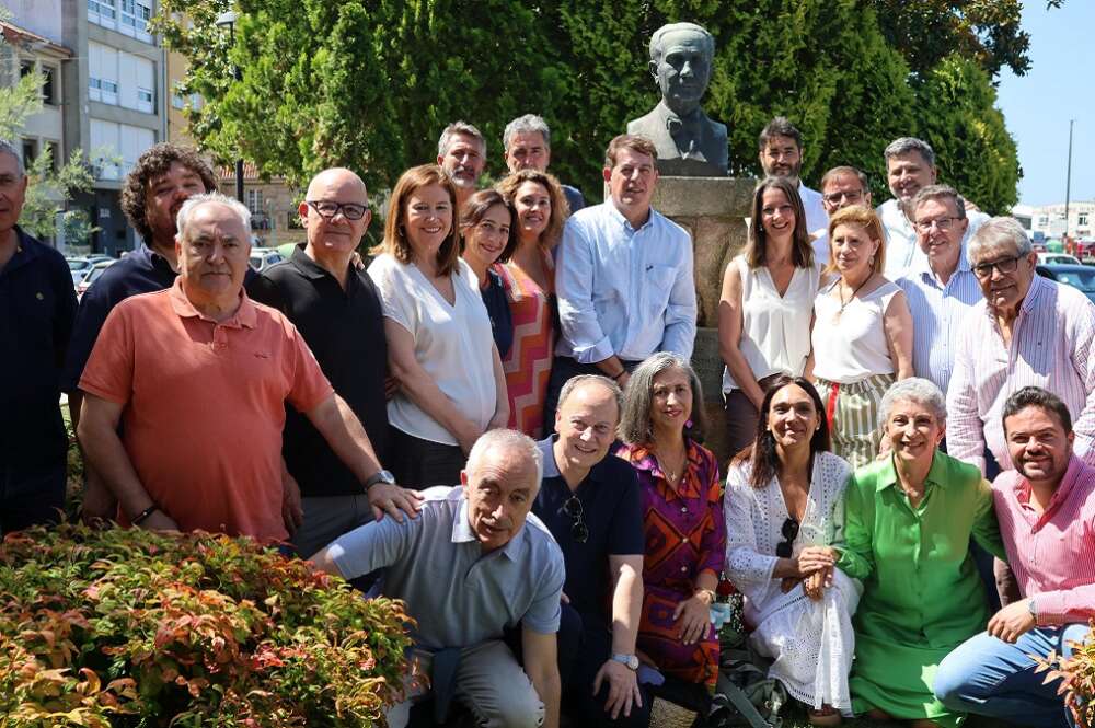 Cargos del PSdeG, con su secretario xeral, José Ramón Gómez Besteiro, celebraron en Rianxo el Día de Galicia