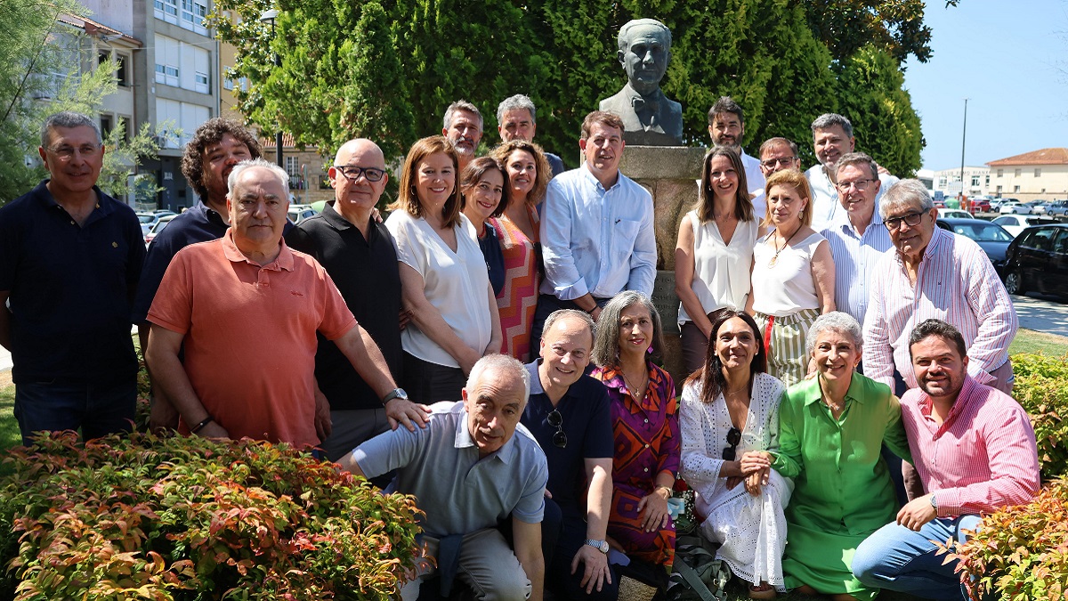Cargos del PSdeG, con su secretario xeral, José Ramón Gómez Besteiro, celebraron en Rianxo el Día de Galicia