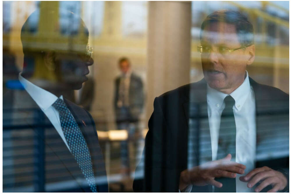 Bill Oplinger, CEO de Alcoa, durante una visita a Guinea Bauxite Company (GBC) / Alcoa