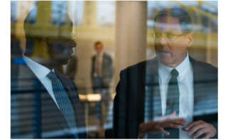 Bill Oplinger, CEO de Alcoa, durante una visita a Guinea Bauxite Company (GBC) / Alcoa