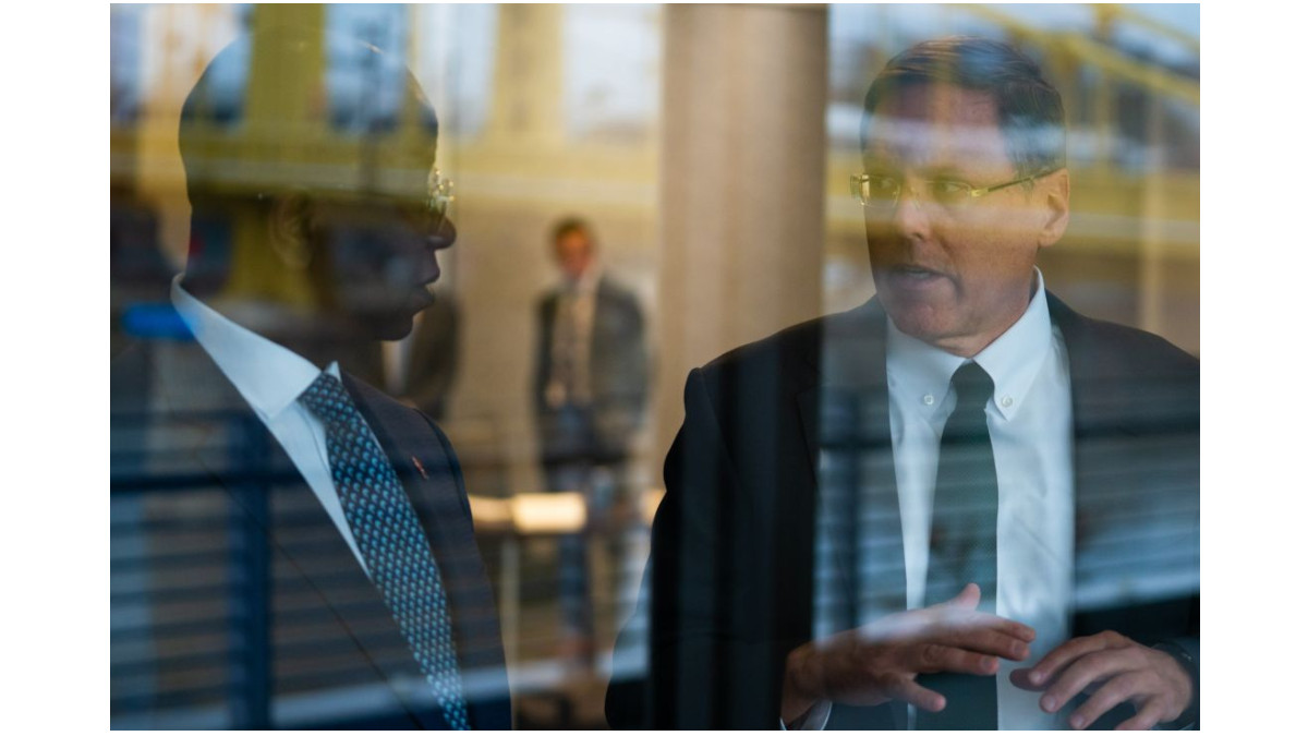 Bill Oplinger, CEO de Alcoa, durante una visita a Guinea Bauxite Company (GBC) / Alcoa