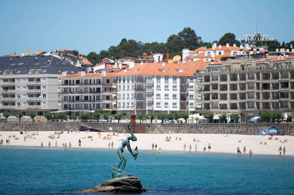 Varias personas disfrutan de la playa de Sanxenxo, a 4 de junio de 2021, en Sanxenxo, Pontevedra, Galicia, (España)