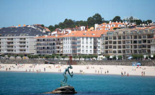 Varias personas disfrutan de la playa de Sanxenxo, a 4 de junio de 2021, en Sanxenxo, Pontevedra, Galicia, (España)