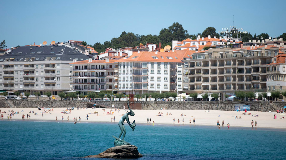 Varias personas disfrutan de la playa de Sanxenxo, a 4 de junio de 2021, en Sanxenxo, Pontevedra, Galicia, (España)