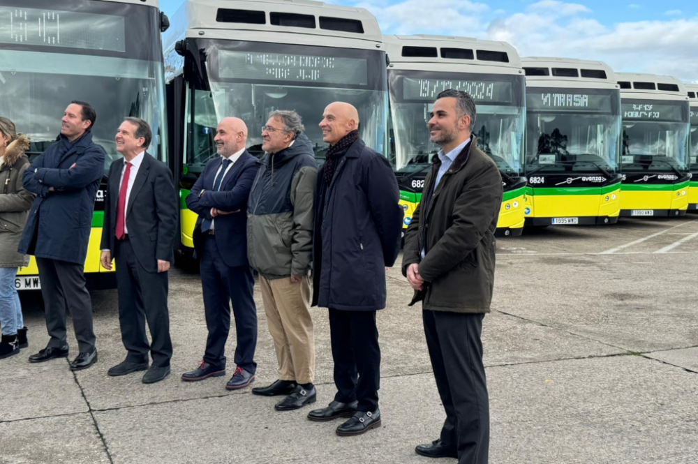 El presidente de Castrosua, Juan Luis Castro (segundo más cercano) en la presentación de los nuevos autobuses de Vitrasa junto al alcalde de Vigo, Abel Caballero, y el director de Cuentas del grupo, Fernando Martínez