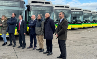 El presidente de Castrosua, Juan Luis Castro (segundo más cercano) en la presentación de los nuevos autobuses de Vitrasa junto al alcalde de Vigo, Abel Caballero, y el director de Cuentas del grupo, Fernando Martínez