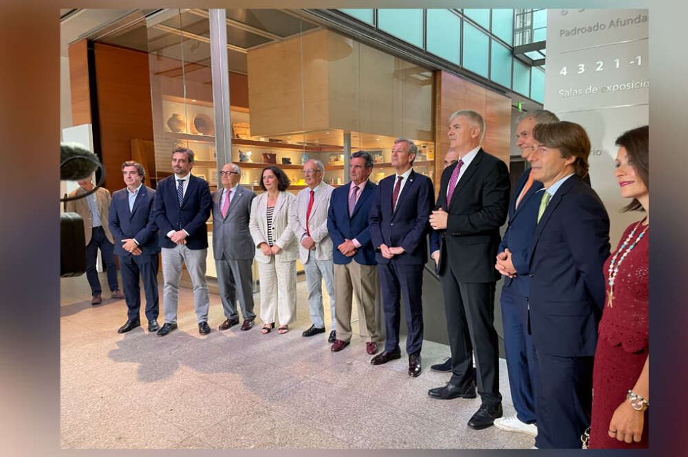 Foto de familia del acto de presentación del Anuario 2025 del Foro Económico