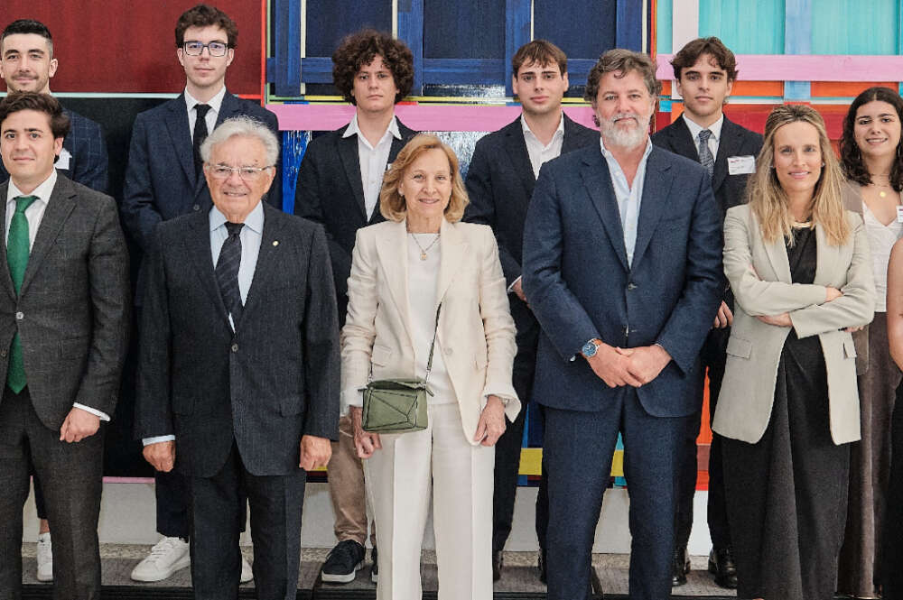 Pilar Romero Vázquez Gulías, en el centro, en un acto de entrega de becas