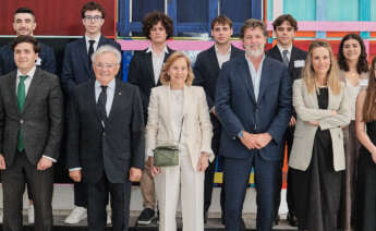 Pilar Romero Vázquez Gulías, en el centro, en un acto de entrega de becas