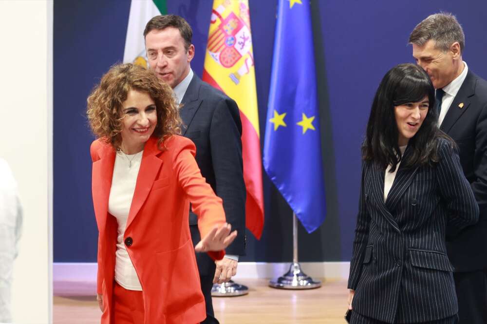 La vicepresidenta primera del Gobierno y ministra de Hacienda, María Jesús Montero (i), junto al presidente de Navantia, Ricardo Domínguez, y la presidenta de la Sociedad Estatal de Participaciones Industriales (SEPI), Belén Gualda González, después de atender a los medios en su visita a Navantia. Rocío Ruz / Europa Press