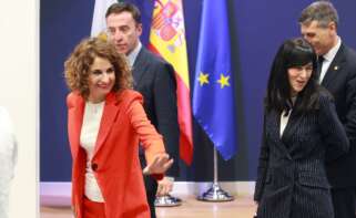 La vicepresidenta primera del Gobierno y ministra de Hacienda, María Jesús Montero (i), junto al presidente de Navantia, Ricardo Domínguez, y la presidenta de la Sociedad Estatal de Participaciones Industriales (SEPI), Belén Gualda González, después de atender a los medios en su visita a Navantia. Rocío Ruz / Europa Press