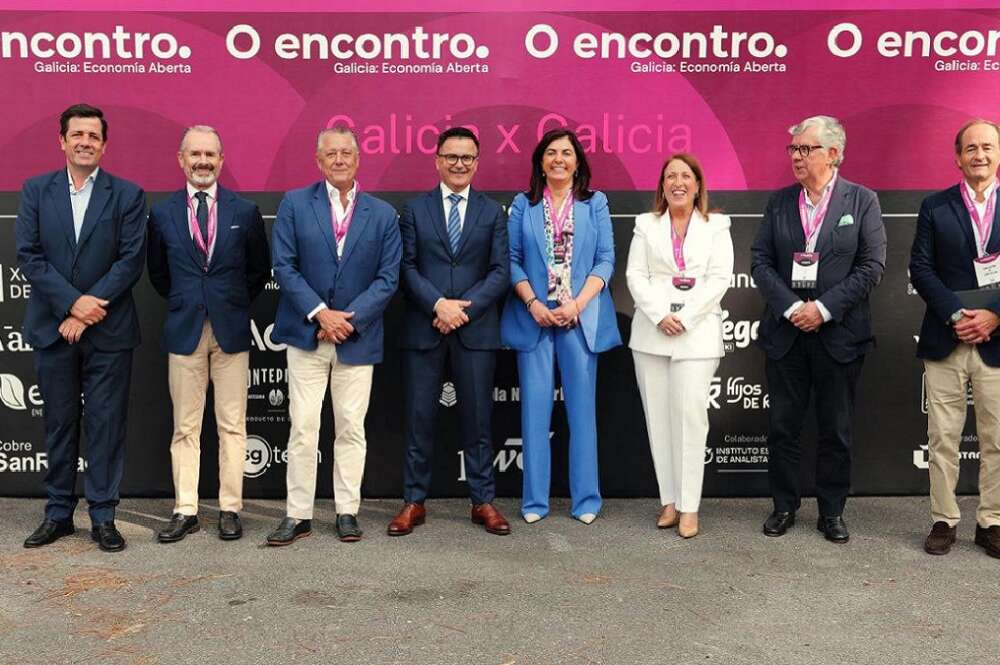 El conselleiro de Emprego, Comercio e Emigración, José González, en el centro, en la inauguración del 'Encontro da Toxa 2025: Galicia: Economía Aberta' organizado por Cesuga y con la presencia, entre otros cargos, del presidente de la patronal, Juan Manuel Vieites, segundo por la derecha