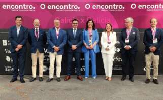 El conselleiro de Emprego, Comercio e Emigración, José González, en el centro, en la inauguración del 'Encontro da Toxa 2025: Galicia: Economía Aberta' organizado por Cesuga y con la presencia, entre otros cargos, del presidente de la patronal, Juan Manuel Vieites, segundo por la derecha