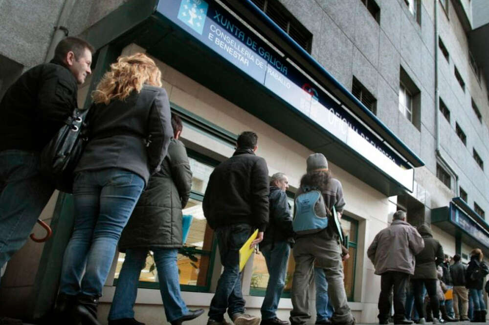 personas haciendo cola en una oficina de empleo de Galicia