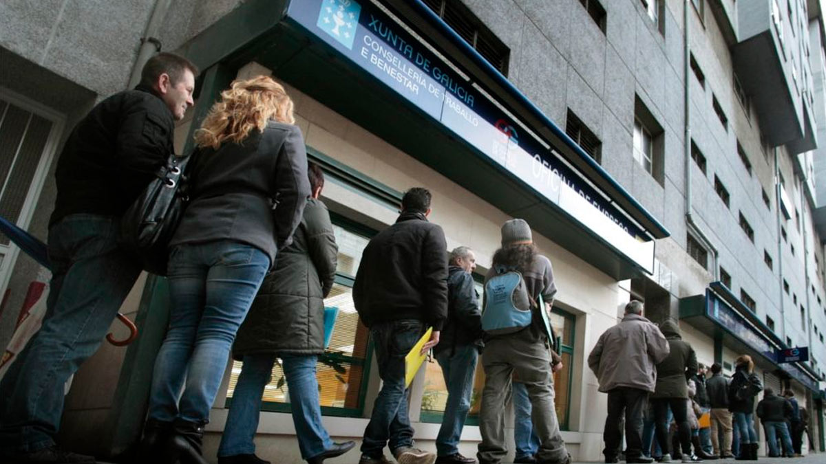 personas haciendo cola en una oficina de empleo de Galicia
