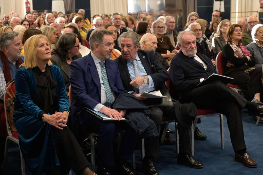 El director de El Debate y ex director de ABC, Bieito Rubido habla con el exalcalde de A Coruña y exembajador en el Vaticano, Francisco Vázquez. A su izquierda, el presidente de la Fundación NEOS y exministro, Jaime Mayor Oreja. M.Dylan / Europa Press