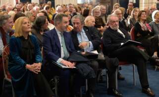 El director de El Debate y ex director de ABC, Bieito Rubido habla con el exalcalde de A Coruña y exembajador en el Vaticano, Francisco Vázquez. A su izquierda, el presidente de la Fundación NEOS y exministro, Jaime Mayor Oreja. M.Dylan / Europa Press