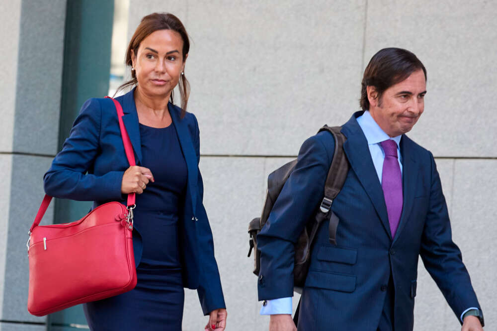La ex presidenta de Adif, Isabel Pardo de Vera (i), a su llegada a declarar como imputada por el ‘caso Koldo’ en la Audiencia Nacional (AN), a 21 de julio de 2025, en Madrid (España)