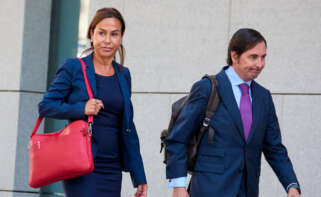 La ex presidenta de Adif, Isabel Pardo de Vera (i), a su llegada a declarar como imputada por el ‘caso Koldo’ en la Audiencia Nacional (AN), a 21 de julio de 2025, en Madrid (España)