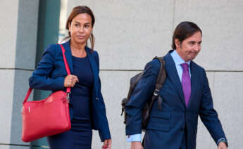 La ex presidenta de Adif, Isabel Pardo de Vera (i), a su llegada a declarar como imputada por el ‘caso Koldo’ en la Audiencia Nacional (AN), a 21 de julio de 2025, en Madrid (España)