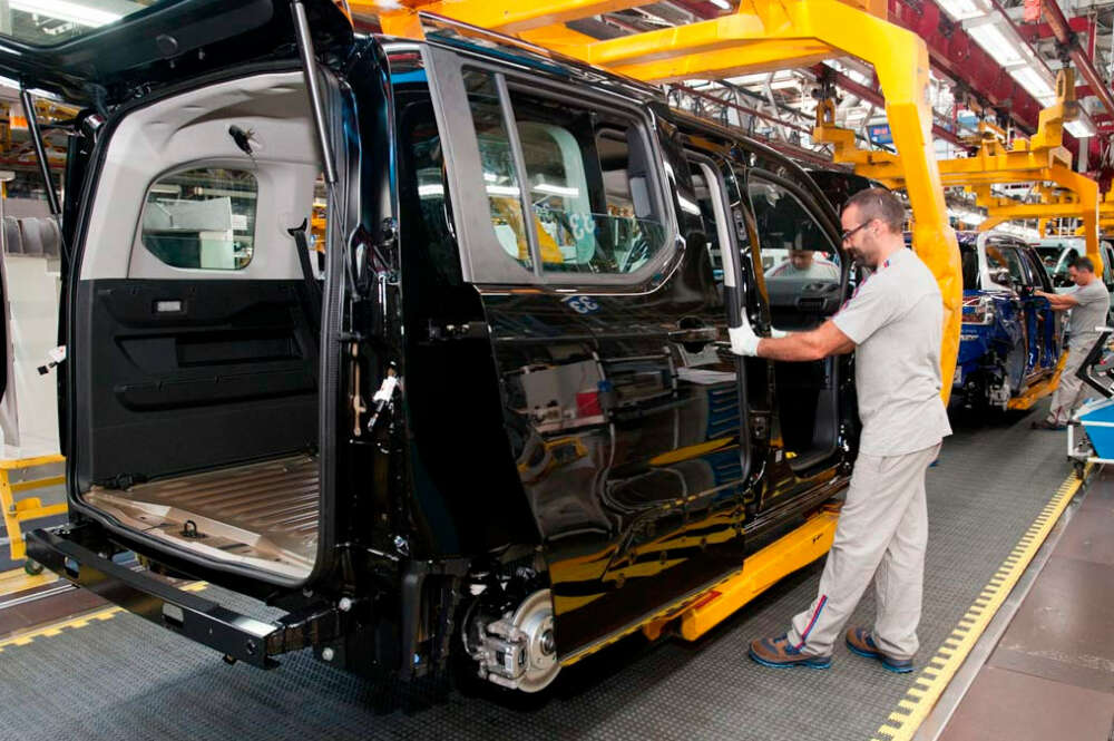 operarios trabajando en una fábrica