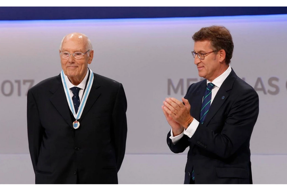 Alberto Núñez Feijóo en el acto de entrega de la medalla Castelao a Romay Beccaria en 2017