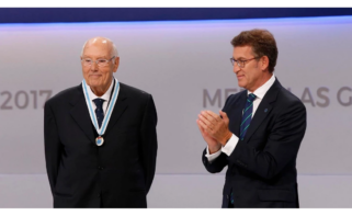 Alberto Núñez Feijóo en el acto de entrega de la medalla Castelao a Romay Beccaria en 2017