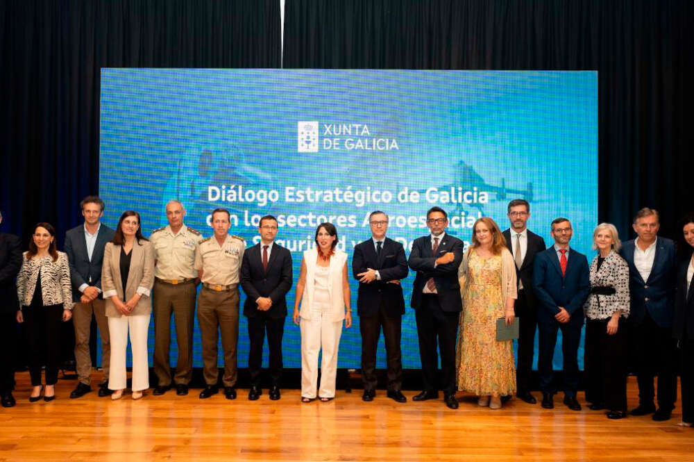 Foto de familia de la jornada sobre el diálogo de la Xunta con el sector de la defensa, la seguridad y el aeroespacial