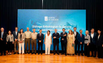 Foto de familia de la jornada sobre el diálogo de la Xunta con el sector de la defensa, la seguridad y el aeroespacial