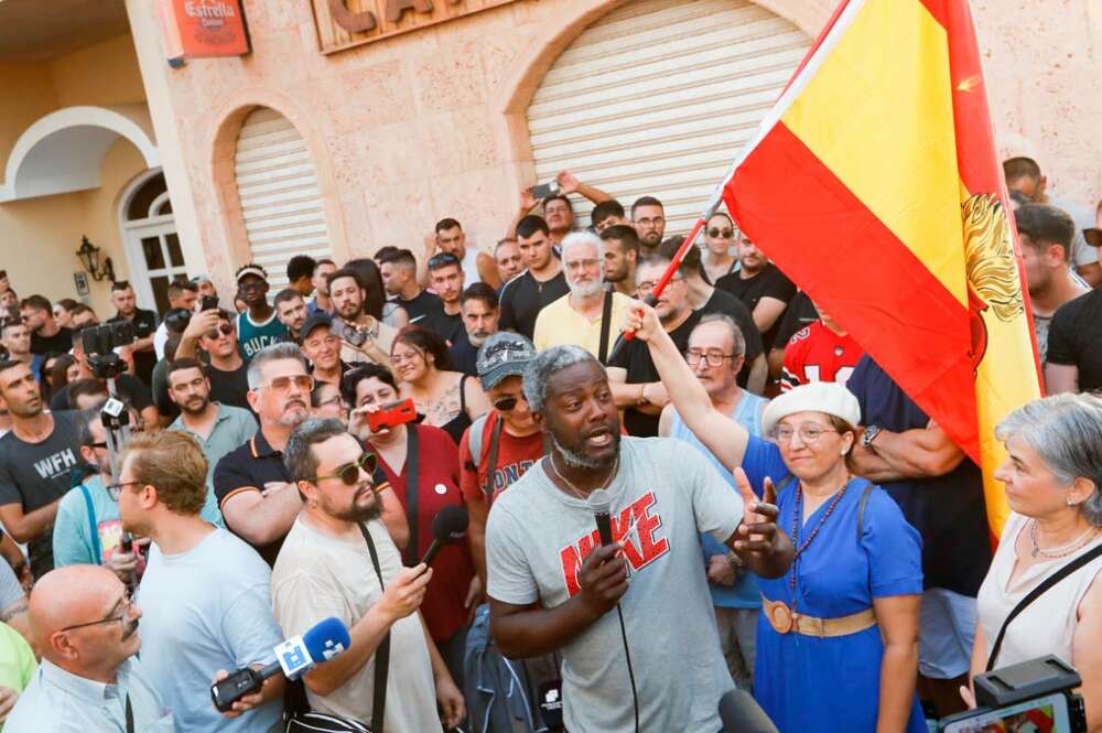 Varias personas durante una manifestación no autorizada y promovida por grupos de ultraderecha en redes sociales, a 15 de julio de 2025, en Torre Pacheco, Murcia (España)