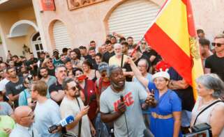 Varias personas durante una manifestación no autorizada y promovida por grupos de ultraderecha en redes sociales, a 15 de julio de 2025, en Torre Pacheco, Murcia (España)
