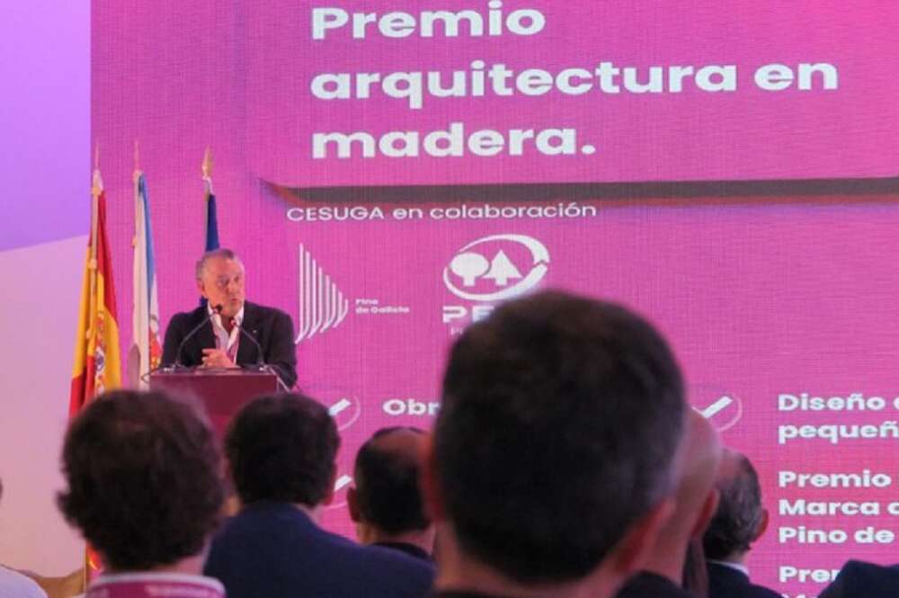 Venancio Salcines entrega, en el marco del foro O Encontro, en A Toxa, los premios Arquitectura en Madera Cesuga-Pino de Galicia